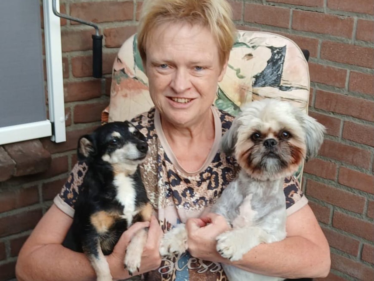 Bea met haar honden Gaia en Lief op schoot